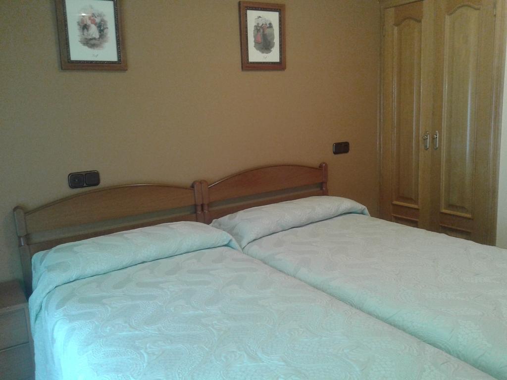 Hostal Les Bedules أوسيجا دي ساجامبر الغرفة الصورة